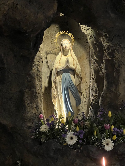 Lourdesgrot in de kerk van Onze Lieve Vrouw van Lourdes te Bergen op Zoom