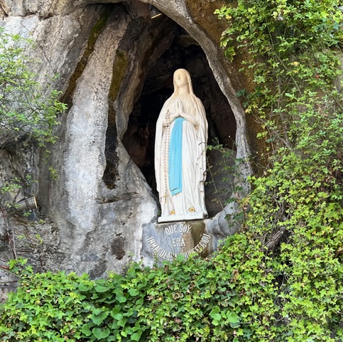 Mariabeeld in grot te Lourdes